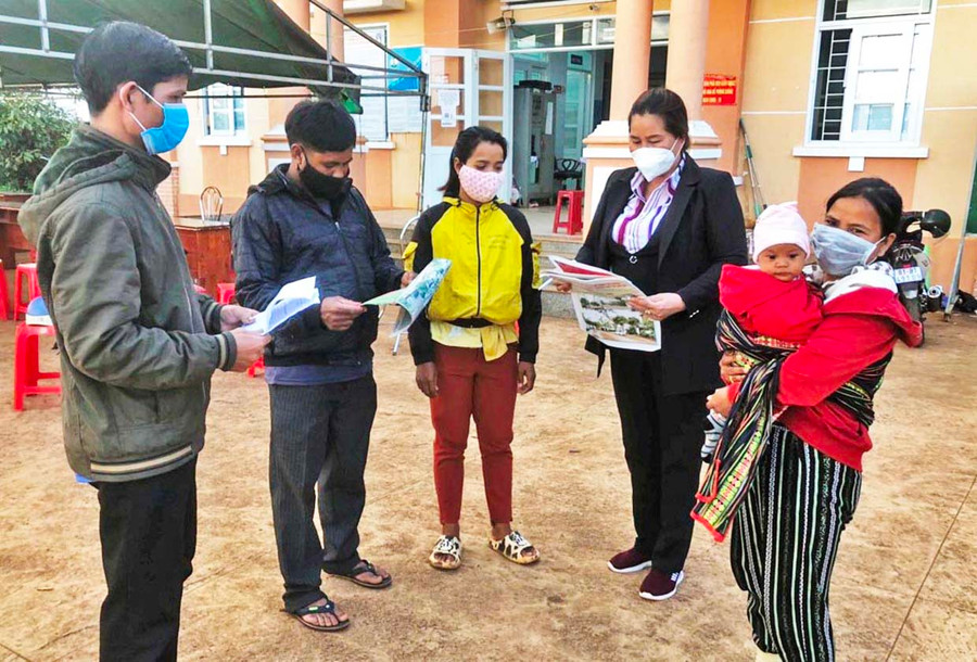 Cán bộ xã Ia Sao (huyện Ia Grai) tuyên truyền người dân thực hiện chính sách dân số-kế hoạch hóa gia đình. Ảnh: Hà Tây