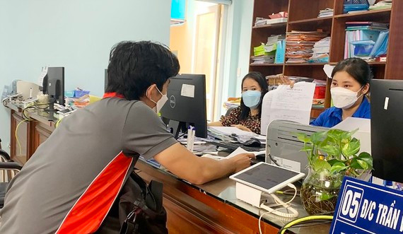 Cán bộ, công chức phường Hiệp Bình Chánh (TP Thủ Đức, TPHCM) giải quyết hồ sơ cho người dân. Ảnh: Thu Hường Cán bộ, công chức phường Hiệp Bình Chánh (TP Thủ Đức, TPHCM) giải quyết hồ sơ cho người dân. Ảnh: Thu Hường