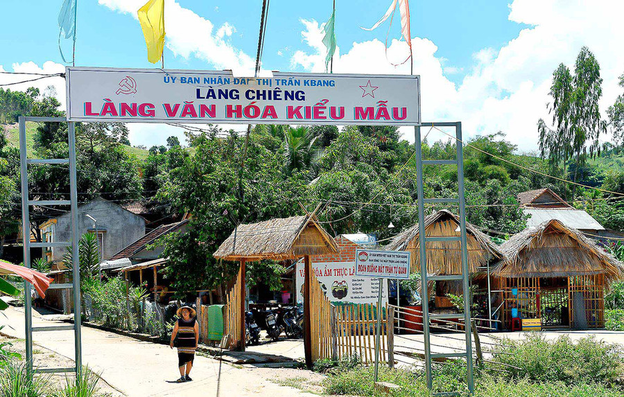  Làng Chiêng-làng văn hóa kiểu mẫu ở thị trấn Kbang, huyện Kbang) Ảnh: Đức Thụy