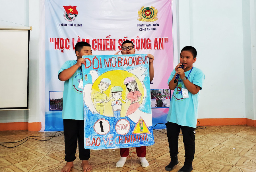 Các học viên tham gia chương trình “Học làm chiến sĩ công an” thuyết trình về bức tranh cổ động an toàn giao thông. Ảnh: Thủy Bình