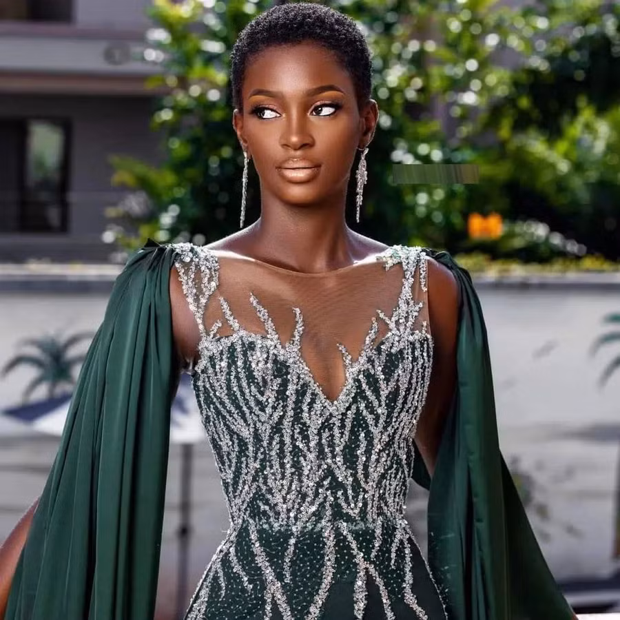 Marlène Kany Kouassi được người tiền nhiệm là Hoa hậu Bờ Biển Ngà 2021 Olivia Yacé trao lại vương miện.