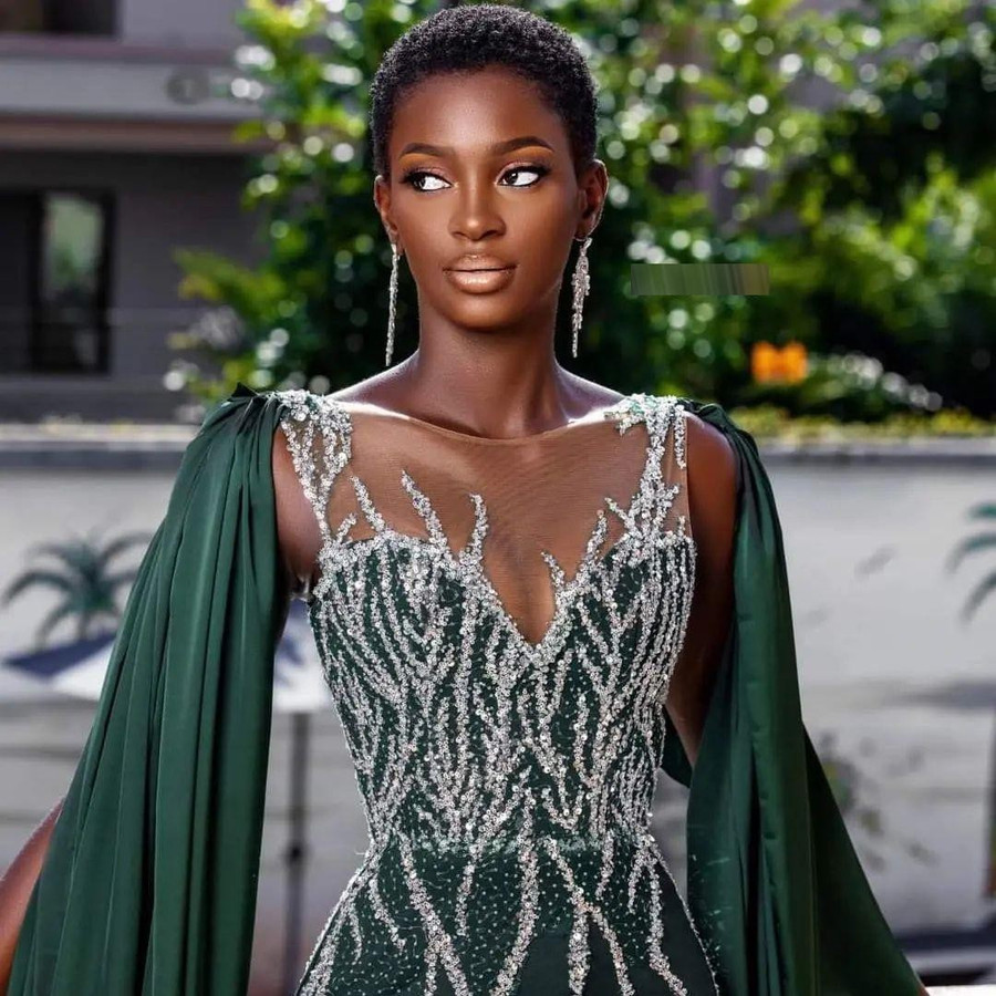 Marlène Kany Kouassi được người tiền nhiệm là Hoa hậu Bờ Biển Ngà 2021 Olivia Yacé trao lại vương miện.