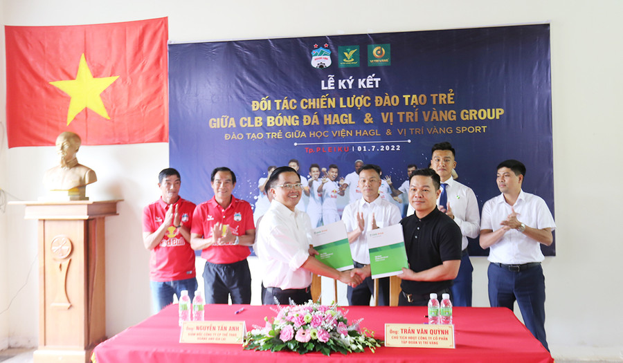  Đại diện HAGL và Vị Trí Vàng Group ký biên bản hợp tác thời hạn 10 năm với trị giá 30 tỷ đồng. Ảnh: Văn Ngọc