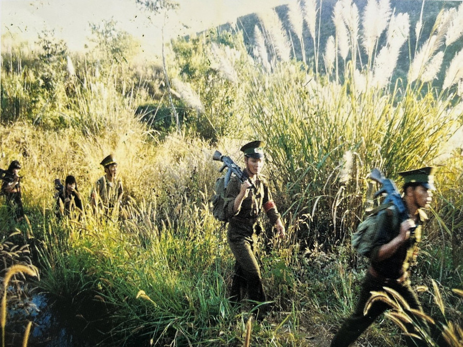 Bộ đội Đồn BP Săm Pun (nay là Đồn BP Xín Cái) cùng dân quân địa phương tuần tra bảo vệ biên giới, năm 2001. Ảnh: Tư liệu