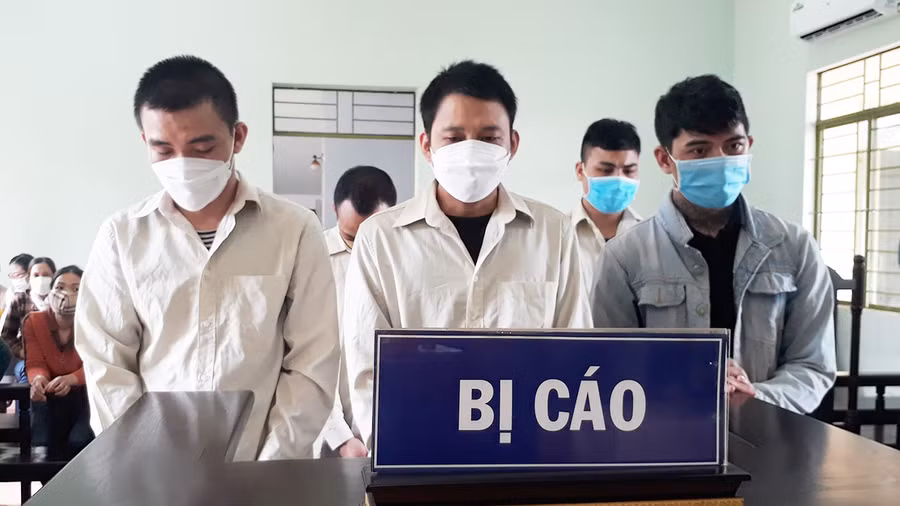 Các bị cáo Bùi Văn Quân, Đỗ Văn Anh, Phạm Hải Quân, Rơ Châm Thịnh, Rơ Châm Nhĩ tại phiên tòa. Ảnh: Phương Lộc