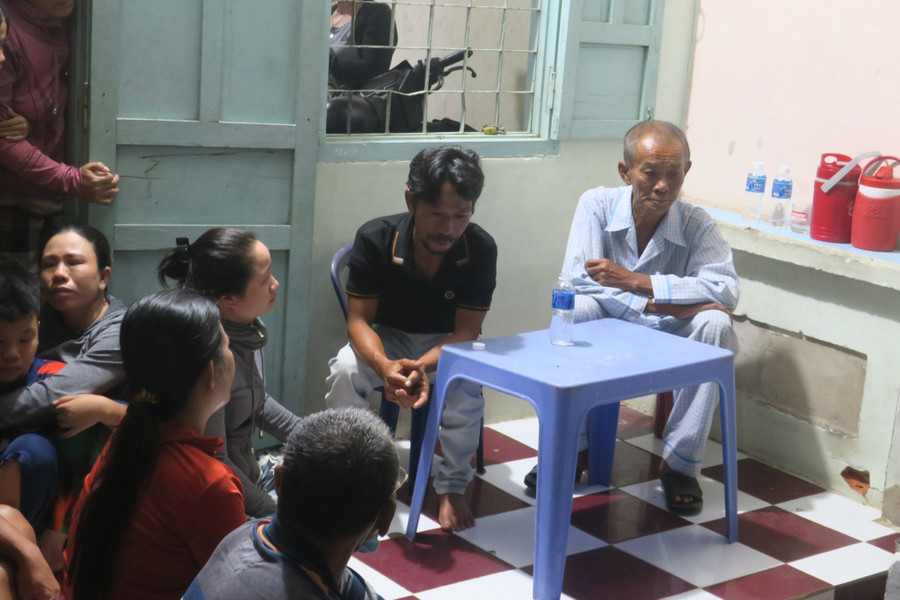 Ông Nguyễn Thanh Là có 3 người con trai trên tàu cá bị nạn và anh Nguyễn Thanh Luyến (trái) là một trong những người thân vừa trở về từ 