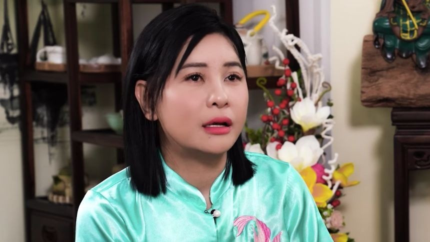 Cát Phượng chọn cách ngồi trong góc tối mỗi lúc đối diện với chuyện buồn. Ảnh: Chụp màn hình