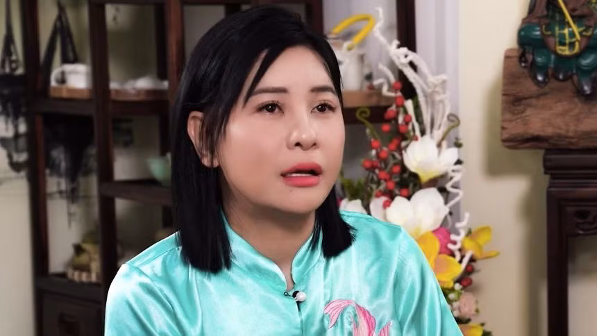 Cát Phượng chọn cách ngồi trong góc tối mỗi lúc đối diện với chuyện buồn. Ảnh: Chụp màn hình