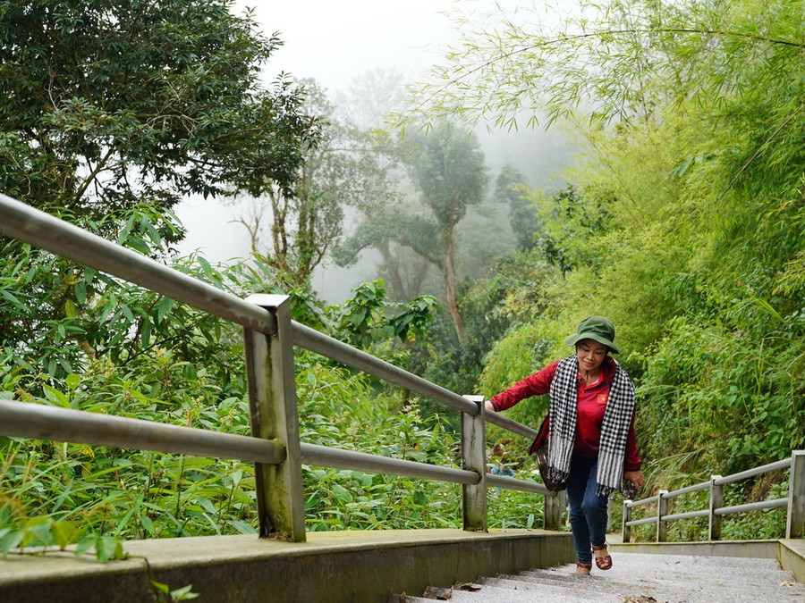 Bậc đá dẫn lên mốc cực Tây. Ảnh: Mai Thanh Hải