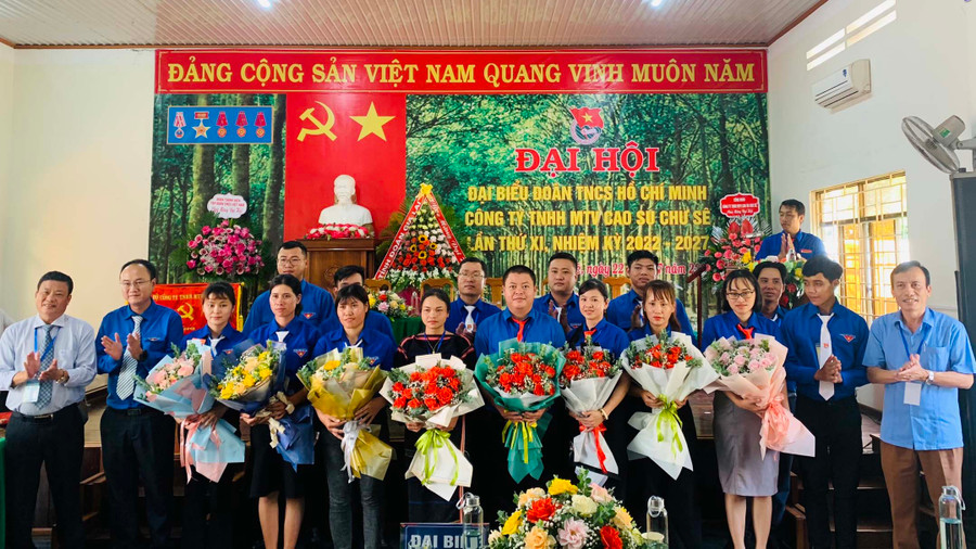 Ban Chấp hành Đoàn TNCS Hồ Chí Minh Công ty TNHH một thành viên Cao su Chư Sê khóa XI ra mắt. Ảnh: Minh Nhật