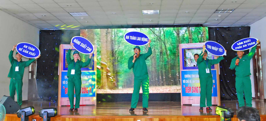 Cán bộ, công nhân viên, người lao động Công ty TNHH một thành viên Cao su Mang Yang tham gia Hội thi ATVSV giỏi. Ảnh: Đinh Yến