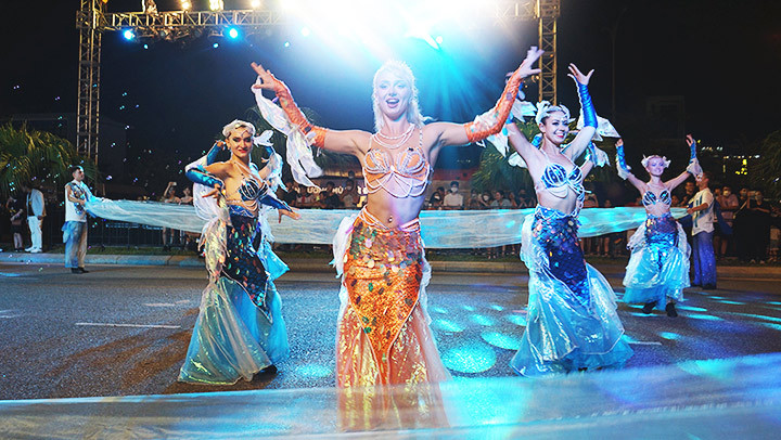 Đường phố Đà Nẵng đã sôi động hơn trong mùa du lịch đêm. Đường phố Đà Nẵng đã sôi động hơn trong mùa du lịch đêm.