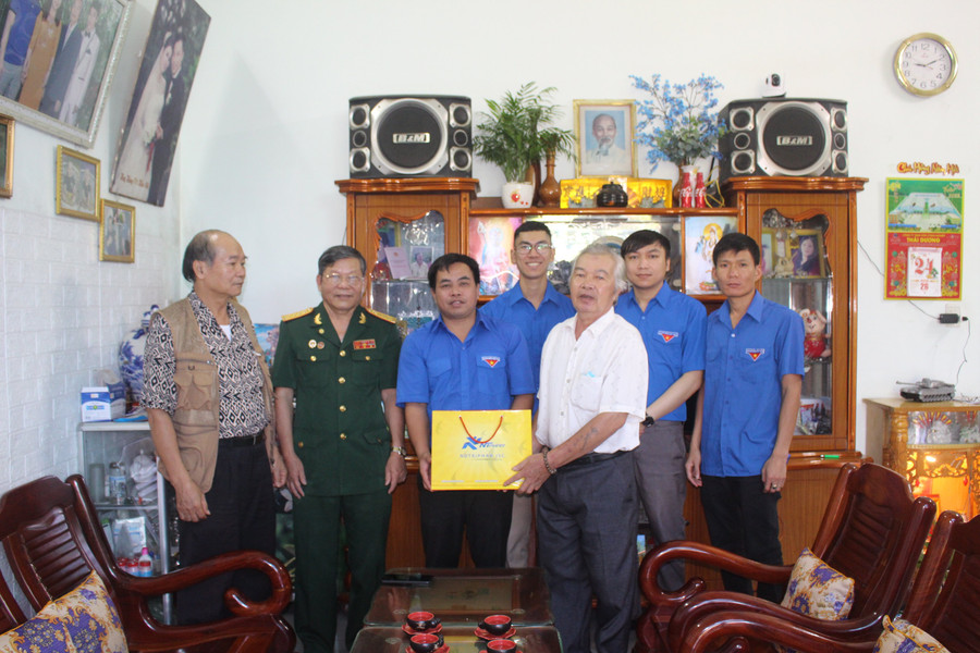 Thành Đoàn Pleiku tặng quà cho thương binh Lê Xuân Tiến (phường Yên Đổ, TP. Pleiku). Ảnh: Phan Lài