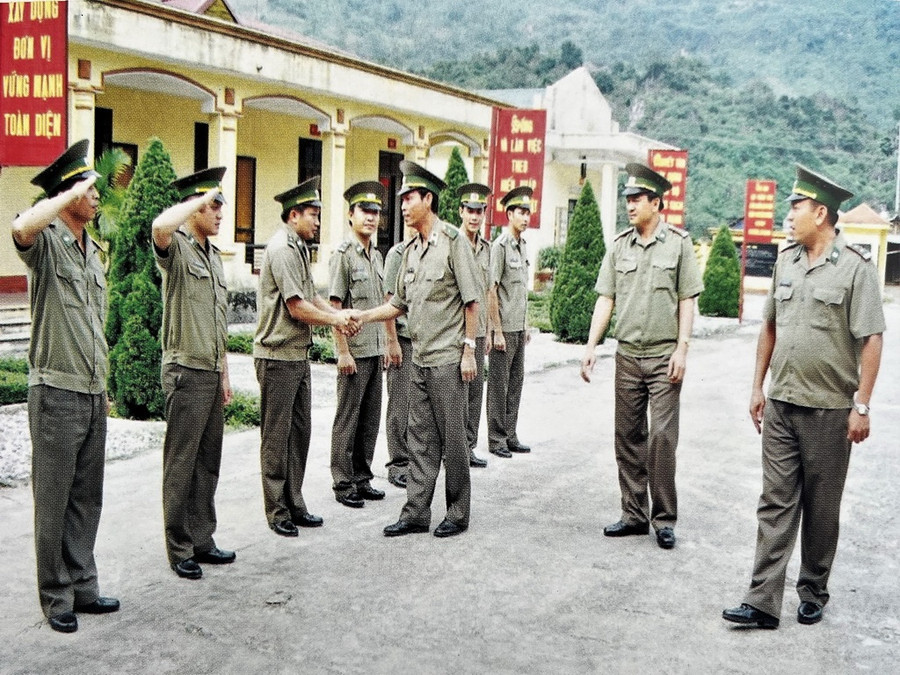 Thiếu tướng Vũ Hiệp Bình (thứ 5 từ trái sang phải), Phó Chính ủy BĐBP thăm, kiểm tra công tác bảo vệ biên giới tại BĐBP Hà Giang, năm 2008. Ảnh: Tư liệu
