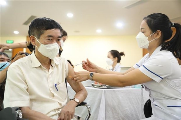 Tiêm vaccine mũi nhắc lại. (Ảnh: Minh Quyết/TTXVN)
