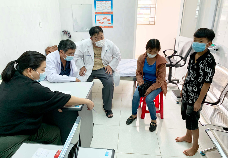 Các bác sĩ Hội Phẫu thuật Nhi Việt Nam khám sàng lọc cho một bệnh nhi mắc khuyết tật hệ vận động. Ảnh: Như Nguyện