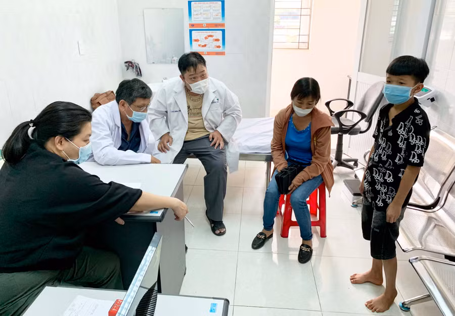 Các bác sĩ Hội Phẫu thuật Nhi Việt Nam khám sàng lọc cho một bệnh nhi mắc khuyết tật hệ vận động. Ảnh: Như Nguyện