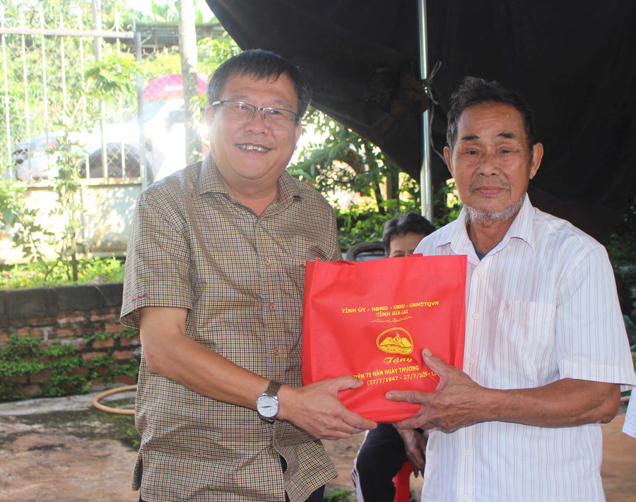 Chủ nhiệm Ủy ban Kiểm tra Tỉnh ủy Thái Thanh Bình tặng quà cho bệnh binh Nguyễn Như Hòa. Ảnh: Phan Lài