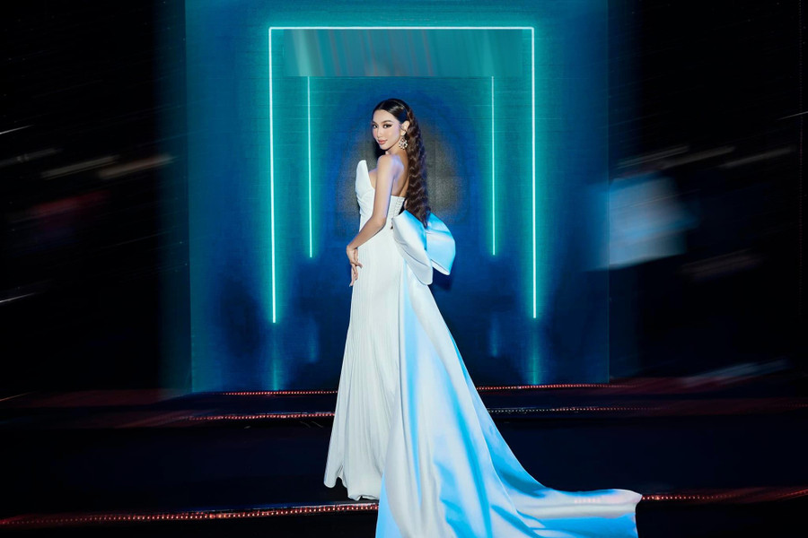 Trước đó cô chuộng những bộ váy cut-out có kiểu dáng ôm sát và gọn gàng không rườm rà để tôn lên vẻ đẹp sexy của hình thể. Trước đó cô chuộng những bộ váy cut-out có kiểu dáng ôm sát và gọn gàng không rườm rà để tôn lên vẻ đẹp sexy của hình thể.