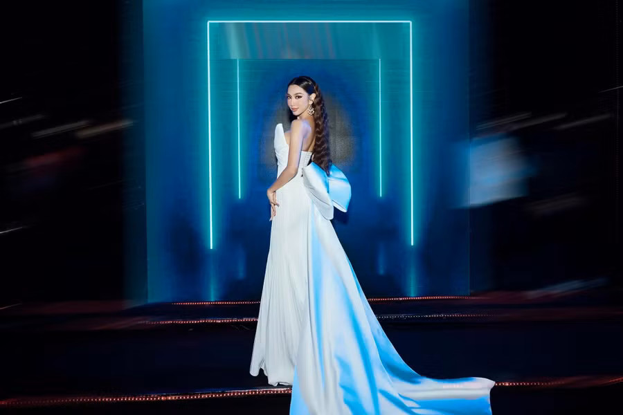  Trước đó cô chuộng những bộ váy cut-out có kiểu dáng ôm sát và gọn gàng không rườm rà để tôn lên vẻ đẹp sexy của hình thể.