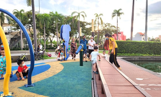  Khuôn viên chung cư là nơi vui chơi, giao lưu của các hộ gia đình