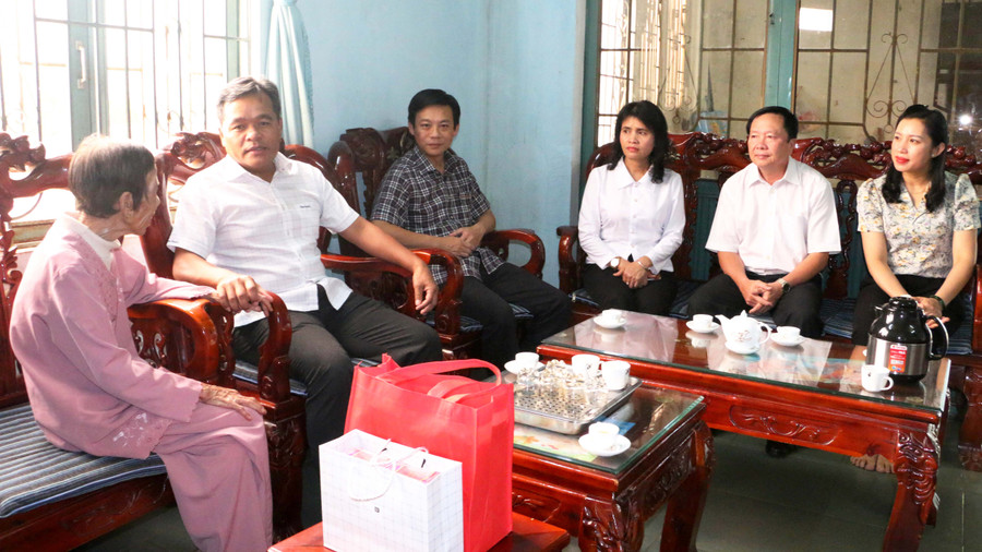 Đoàn công tác đến thăm, tặng quà bà Hồ Thị Thừa (thương binh + tù đày, tổ 13, phường Hoa Lư). Ảnh: Quang Tấn