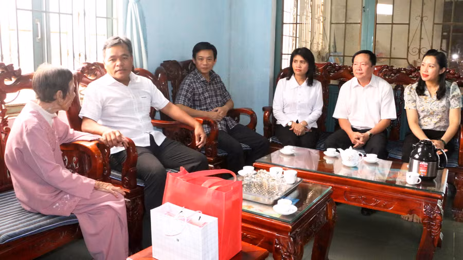 Đoàn công tác đến thăm, tặng quà bà Hồ Thị Thừa (thương binh + tù đày, tổ 13, phường Hoa Lư). Ảnh: Quang Tấn