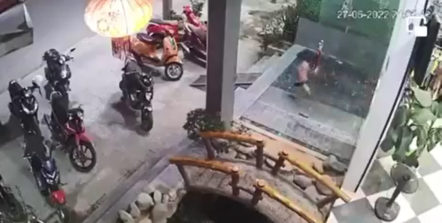  Bé trai ngã xuống bể cá tại quán cà phê, cố gắng vùng vẫy thoát nạn. Ảnh cắt từ clip