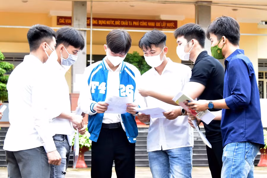 Các thí sinh tranh thủ kiểm tra lại thông tin trước khi vào phòng thi. Ảnh: Đức Thụy