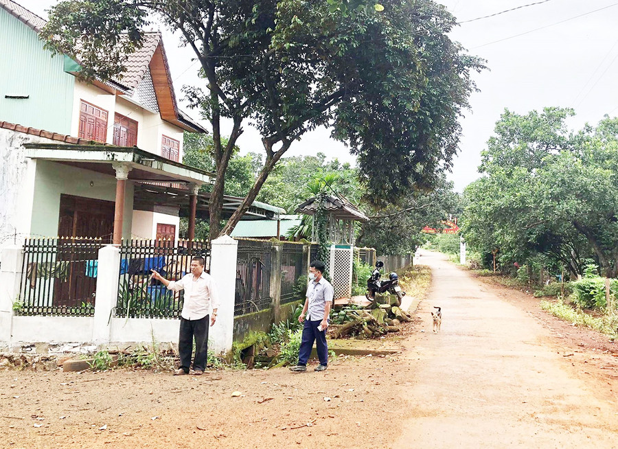 Nhiều hộ dân ở làng Dăng (xã Ia O) đã tự nguyện di dời hàng rào, hiến đất làm đường giao thông nông thôn. Ảnh: Anh Huy Nhiều hộ dân ở làng Dăng (xã Ia O) đã tự nguyện di dời hàng rào, hiến đất làm đường giao thông nông thôn. Ảnh: Anh Huy