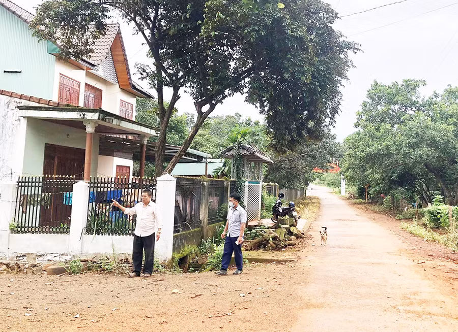  Nhiều hộ dân ở làng Dăng (xã Ia O) đã tự nguyện di dời hàng rào, hiến đất làm đường giao thông nông thôn. Ảnh: Anh Huy