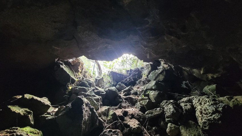 Một hang động vừa được phát hiện khu vực núi lửa Chư Bluk. Ảnh: VL