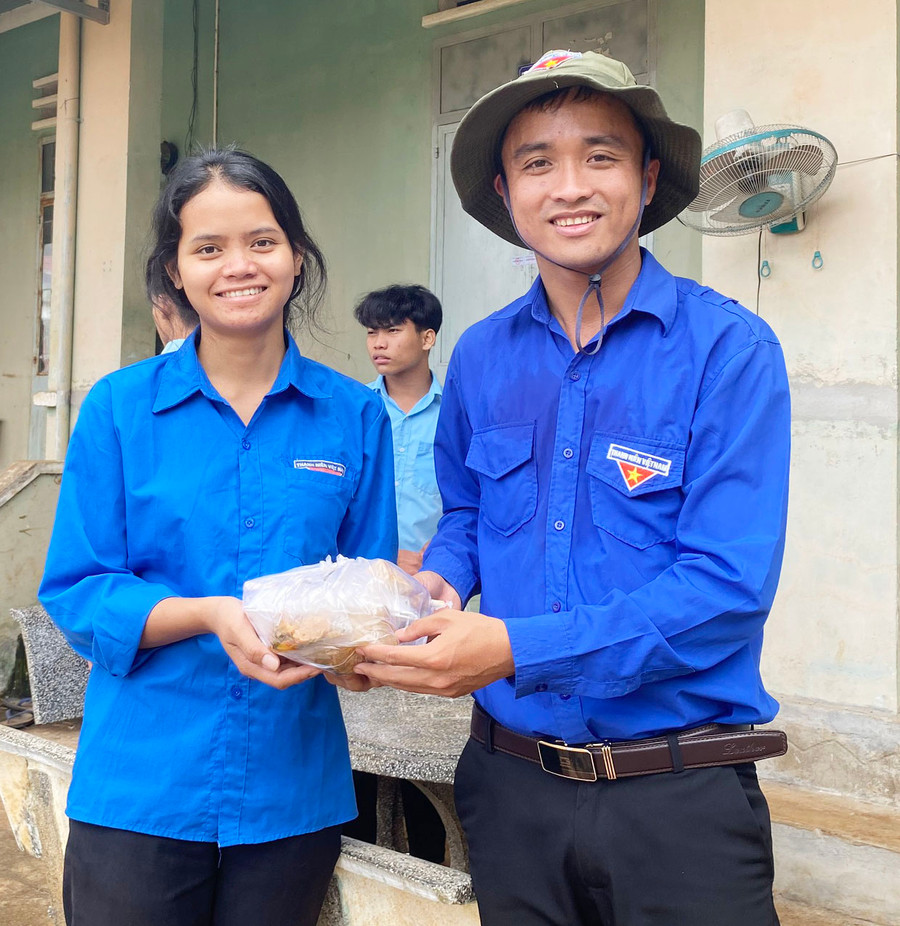 Tình nguyện viên Phạm Thành Vinh trao suất cơm cho thí sinh Siu Him (điểm thi Trường THPT Trường Chinh, huyện Chư Sê). Ảnh: Phan Lài Tình nguyện viên Phạm Thành Vinh trao suất cơm cho thí sinh Siu Him (điểm thi Trường THPT Trường Chinh, huyện Chư Sê). Ảnh: Phan Lài