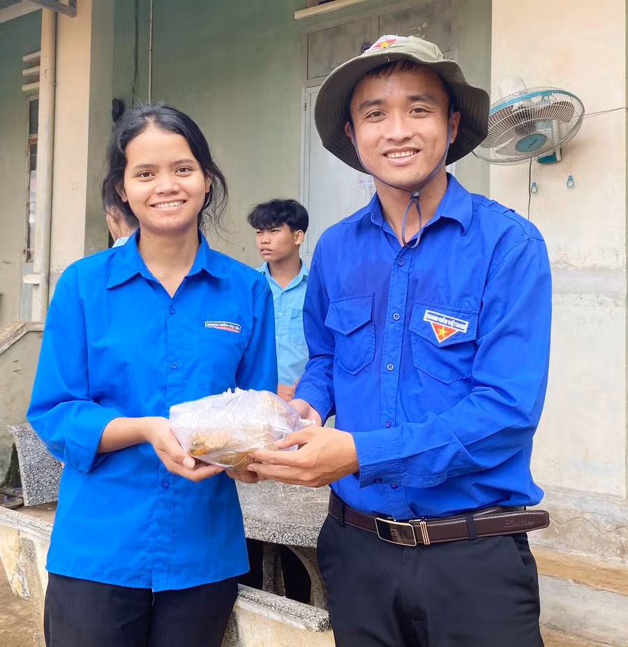 Tình nguyện viên Phạm Thành Vinh trao suất cơm cho thí sinh Siu Him (điểm thi Trường THPT Trường Chinh, huyện Chư Sê). Ảnh: Phan Lài Tình nguyện viên Phạm Thành Vinh trao suất cơm cho thí sinh Siu Him (điểm thi Trường THPT Trường Chinh, huyện Chư Sê). Ảnh: Phan Lài