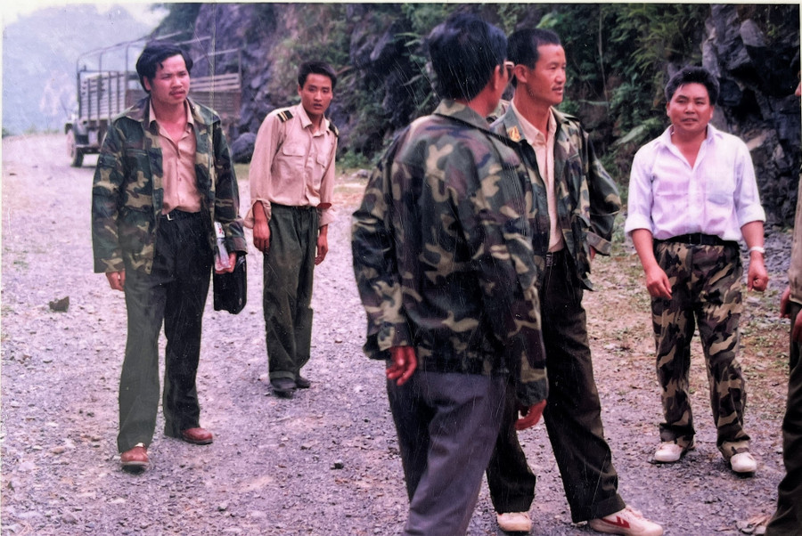 Quân nhân và dân binh Trung Quốc thường xuyên xuất hiện tại các điểm nóng ở biên giới Xín Cái (Mèo Vạc, Hà Giang) những năm 90. Ảnh: Tư liệu