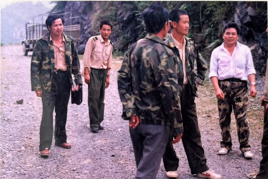 Quân nhân và dân binh Trung Quốc thường xuyên xuất hiện tại các điểm nóng ở biên giới Xín Cái (Mèo Vạc, Hà Giang) những năm 90. Ảnh: Tư liệu