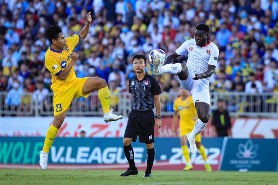 Hải Phòng rơi xuống vị trí thứ 3 sau trận thua Sông Lam Nghệ An. Ảnh: Minh Dân