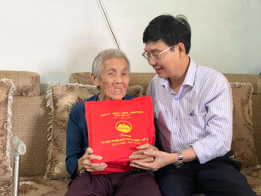 Trưởng ban Tổ chức Tỉnh ủy thăm hỏi, tặng quà bà Nguyễn Thị Khinh (phường An Tân). Ảnh: Lam Nguyên