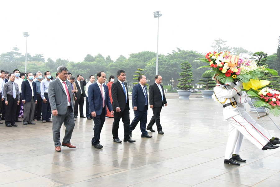 Các đồng chí lãnh đạo tỉnh dâng hoa Tượng đài Bác Hồ với các dân tộc Tây Nguyên tại Quảng trường Đại Đoàn Kết. Ảnh: Đức Thụy