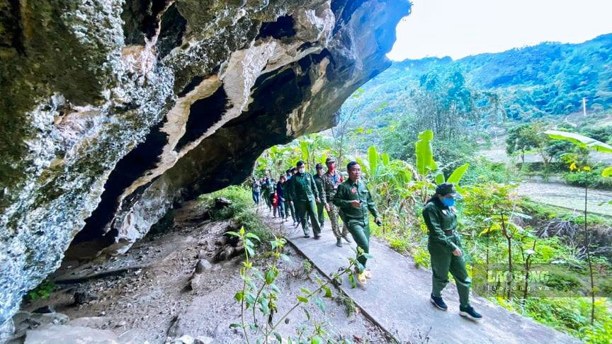 Những hốc đá trên con đường dẫn vào làng Pinh (Thanh Thuỷ, Vị Xuyên) vẫn còn in những dấu tích của đạn pháo năm xưa. 