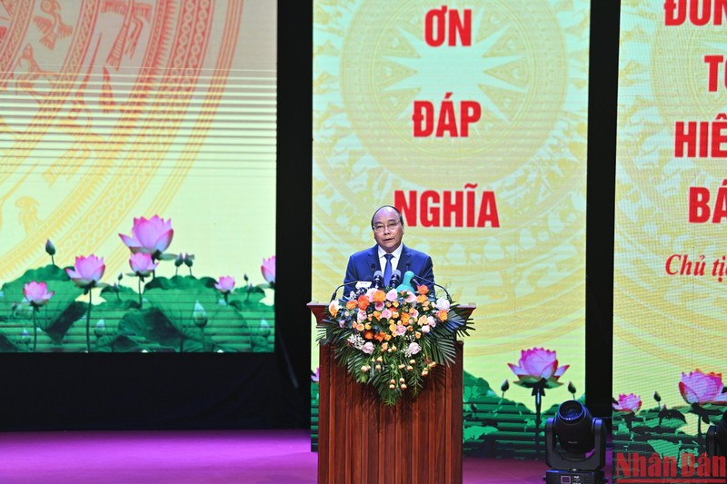  Chủ tịch nước Nguyễn Xuân Phúc gửi đến các đồng chí lão thành cách mạng, các Mẹ Việt Nam Anh hùng, Anh hùng Lực lượng vũ trang nhân dân, Anh hùng Lao động, các thương binh, bệnh binh, thân nhân liệt sĩ, người có công với cách mạng trong cả nước lời thăm hỏi ân cần, những tình cảm sâu nặng và lòng biết ơn sâu sắc.