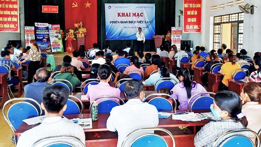 Quang cảnh phiên giao dịch việc làm tại xã Ia Pnôn. Ảnh: Đinh Yến