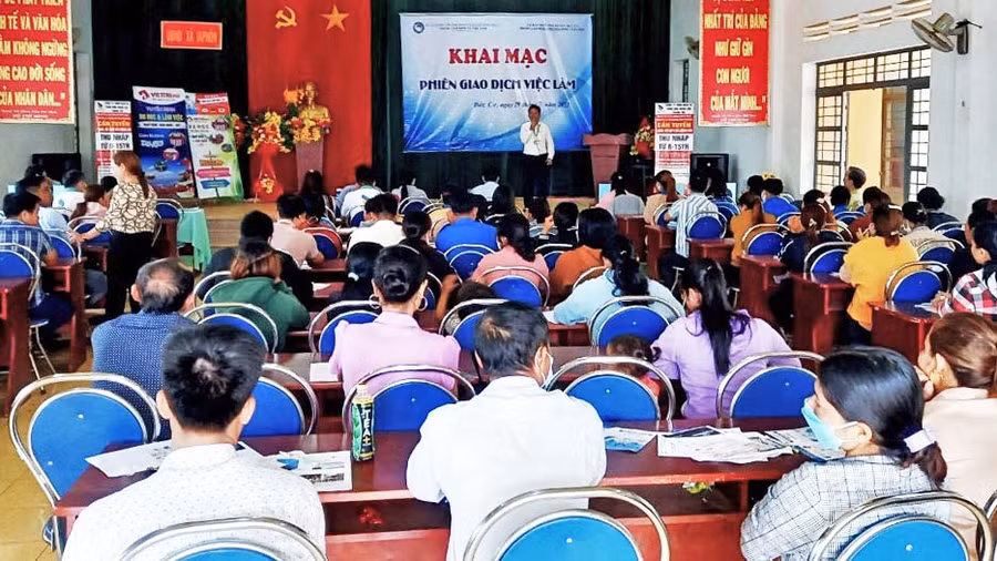 Quang cảnh phiên giao dịch việc làm tại xã Ia Pnôn. Ảnh: Đinh Yến