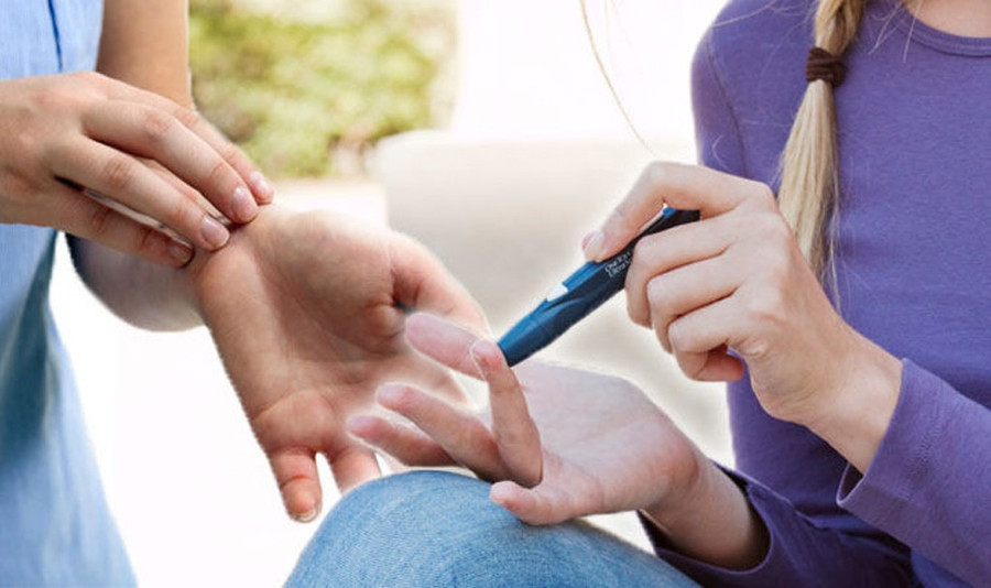 Nếu đã sử dụng kem dưỡng ẩm thường xuyên mà tình trạng ngứa vẫn không thuyên giảm, hãy kiểm tra lượng đường trong máu. Ảnh: Shutterstock