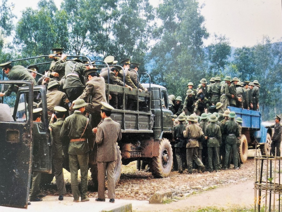 Cán bộ chiến sĩ tiểu đoàn huấn luyện - cơ động thuộc Bộ Chỉ huy BĐBP Hà Giang hành quân lên các địa bàn biên giới, làm nhiệm vụ hỗ trợ - bảo vệ lực lượng công binh rà phá bom mìn vật cản, phục vụ công tác phân giới cắm mốc, năm 2003. Ảnh: Tư liệu