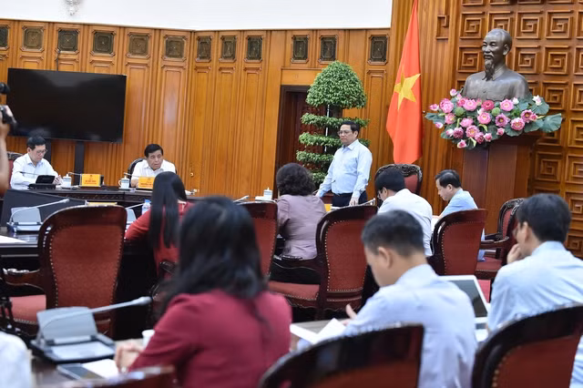 Thủ tướng Chính phủ yêu cầu chỉ đạo điều hành vĩ mô phải bảo đảm tính tổng thể, bài bản, khoa học, hiệu quả, hợp lý cả trước mắt và lâu dài. Ảnh: VGP/Quang Thương