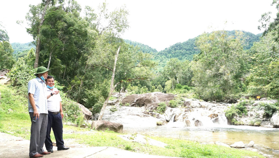 Lãnh đạo huyện Krông Bông và xã Cư Pui khảo sát tiềm năng du lịch tại suối Đăk Tuôr. Lãnh đạo huyện Krông Bông và xã Cư Pui khảo sát tiềm năng du lịch tại suối Đăk Tuôr.