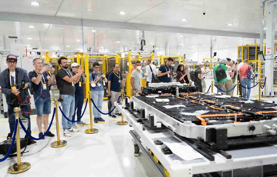  “Những gì VinFast đang làm hoàn toàn ở đẳng cấp cao nhất”, một vị khách hàng Pháp nói về tổ hợp sản xuất của VinFast.