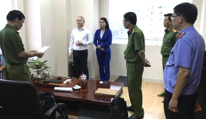 CEO Alibaba thời điểm bị bắt (áo trắng). CEO Alibaba thời điểm bị bắt (áo trắng).