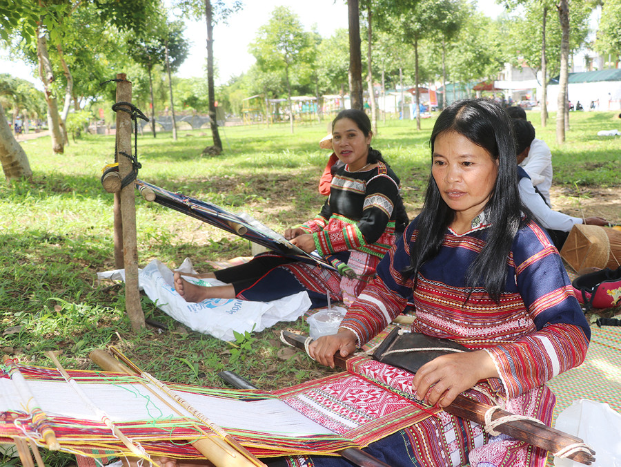 Các nghệ nhân trình diễn dệt thổ cẩm nhằm quảng bá nét văn hóa truyền thống cảu người địa phương. Ảnh: Ngọc Minh